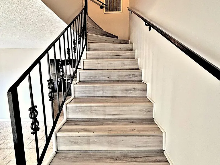 209 Cloverleaf Dr — Photo 12