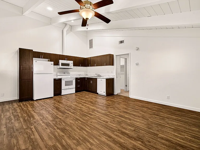 Villa Monterey Apartments — Photo 14