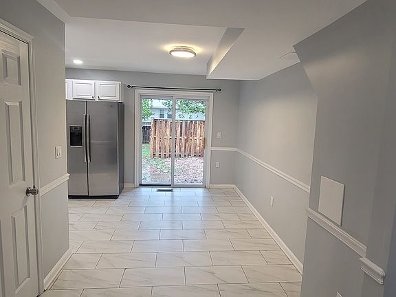5th image of 304 E Dartmouth Dr