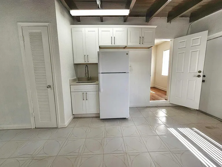617 NE 8th Ave — Photo 24