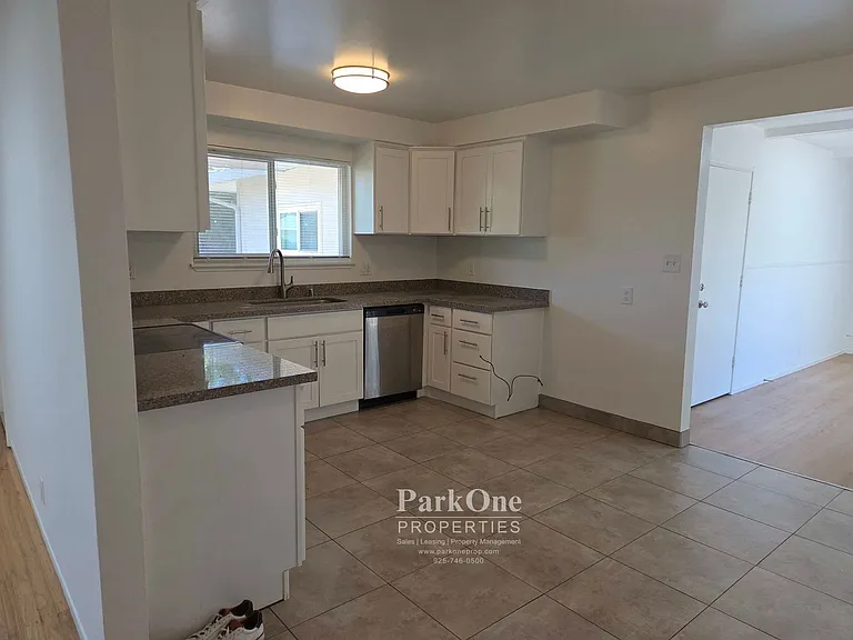 915 Notre Dame Ave — Photo 3