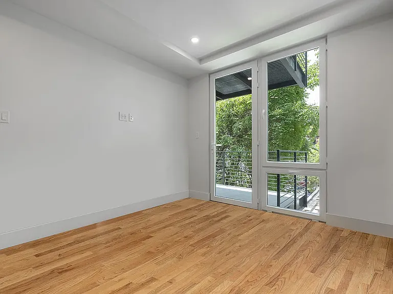 268 E 7th St #Penthouse 6 — Photo 6