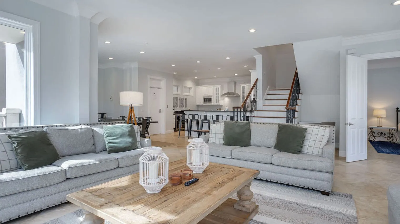 7 bed, 5.0 bath, 4197 sqft, $18,470 — Photo 2