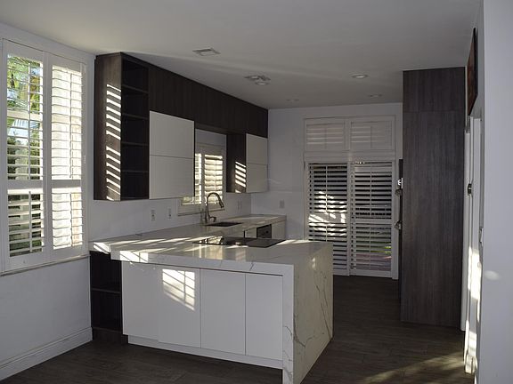 4th image of 3965 Hyde Park Cir