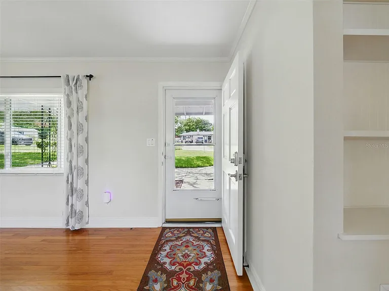 1426 Crestview Dr — Photo 2