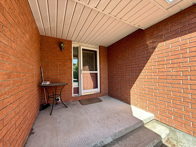 40 Thornbury Cres — Photo 3