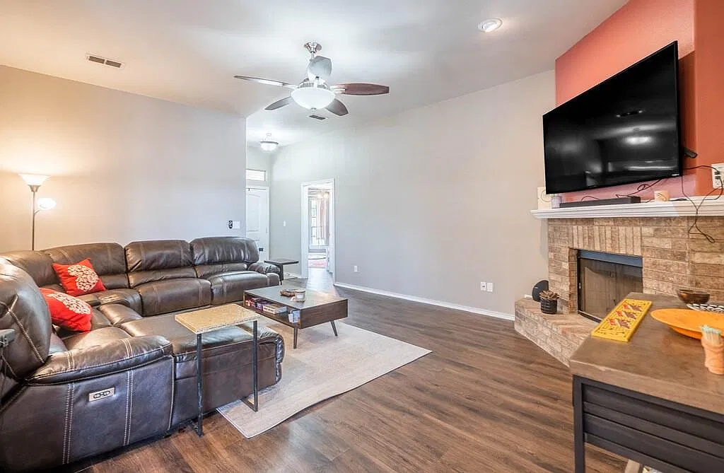 3 bed, 2.0 bath, 1660 sqft, $2,900 — Photo 4