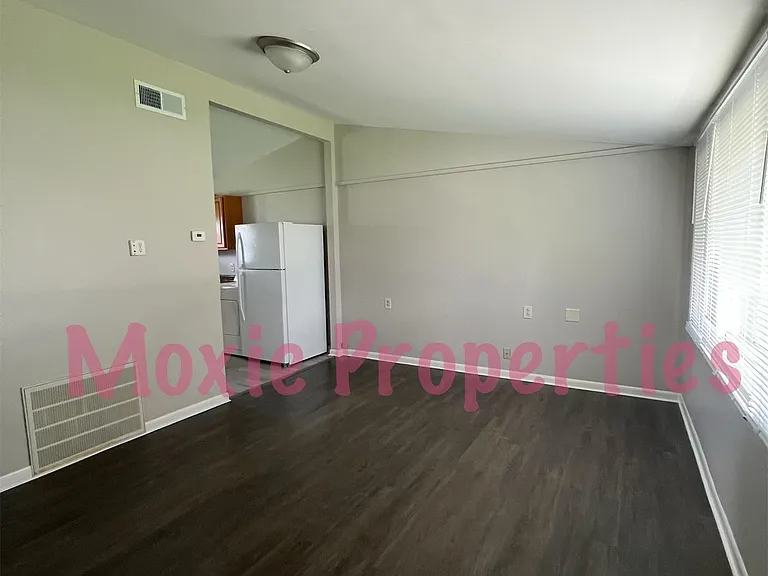 1910 N Lindsay St — Photo 2