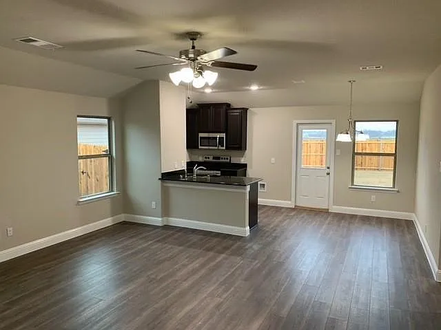1402 Warringwood Dr — Photo 2