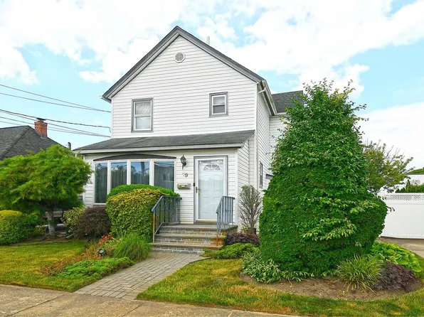 19 Stewart Street, Hewlett, NY 11557