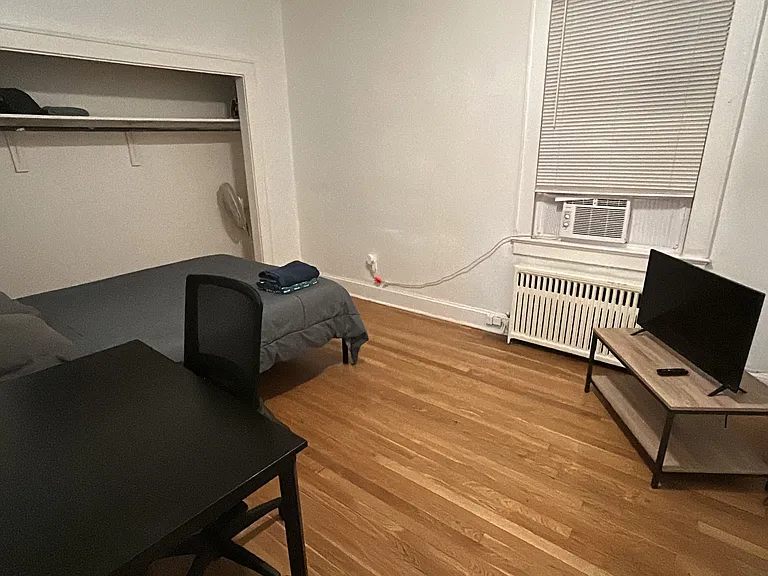 370 E 18th St #1 — Photo 3