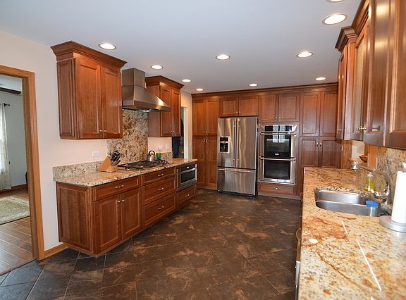 4th image of 785 Beechwood Dr
