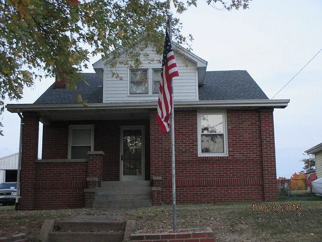 1021 Center St photo 1