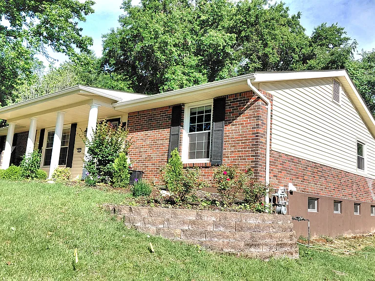 874 Hollyridge Dr — Photo 16