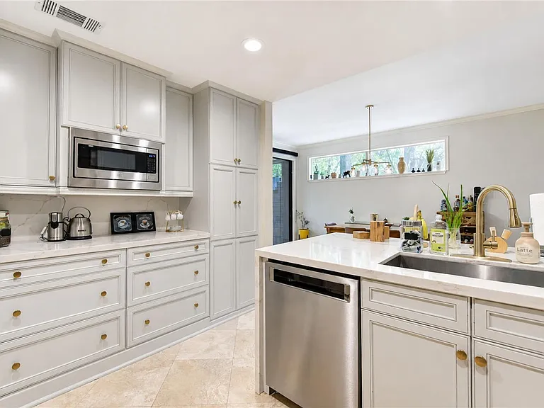 239 Litchfield Ln — Photo 9