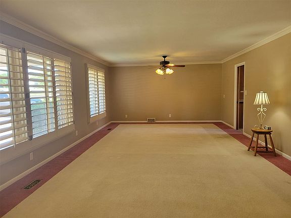 3rd image of 1105 E Grand Ave