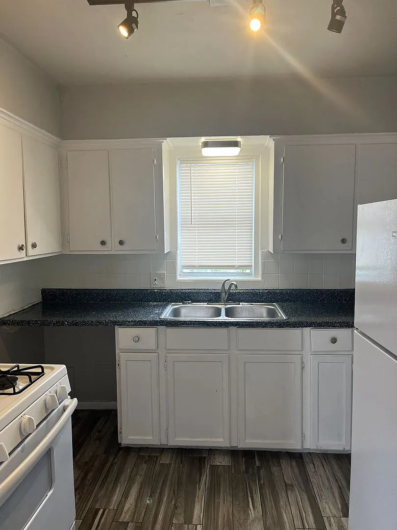 Eskridge Apartments. — Photo 2