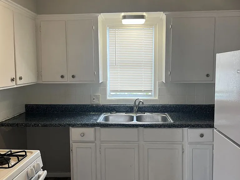 Eskridge Apartments. — Photo 2