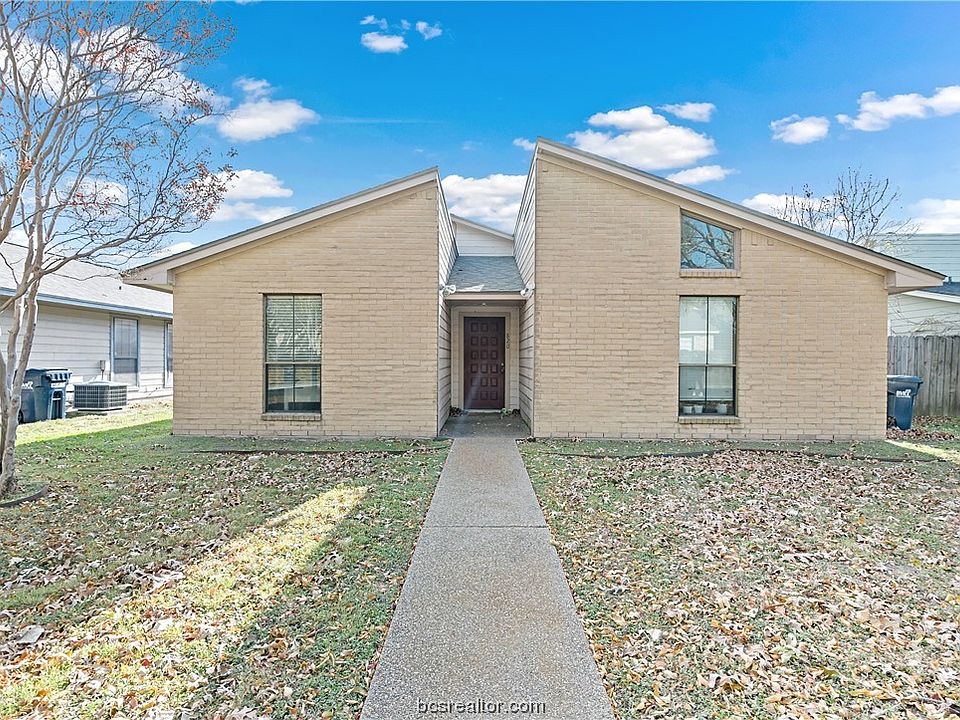 1st image of 820 Camellia Ct