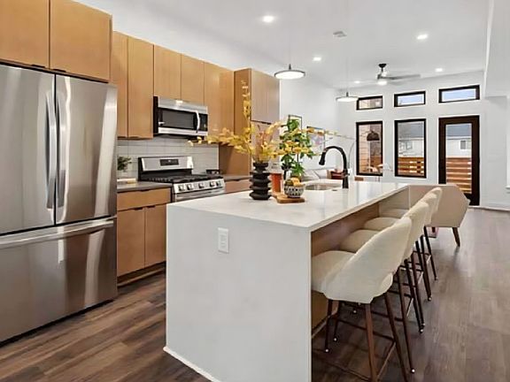 2nd image of 1547 Pallister St #11