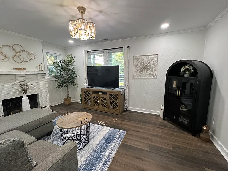 1237 Millerwood Dr — Photo 2