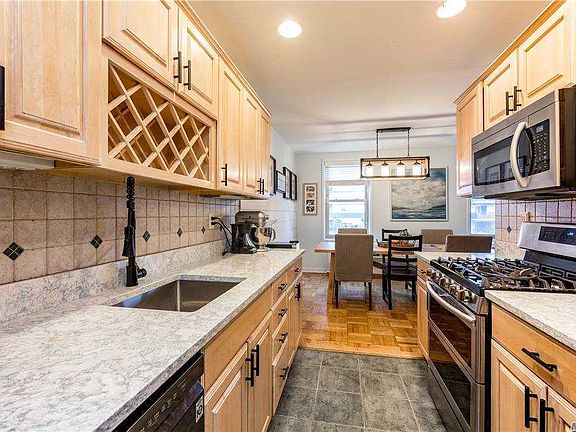 4th image of 560 W Broadway APT 1F