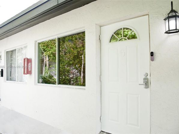 304 SE 9th Ct APT 6