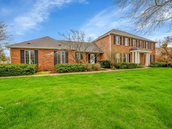 1S221 N Flanders Ln, Winfield, IL 60190