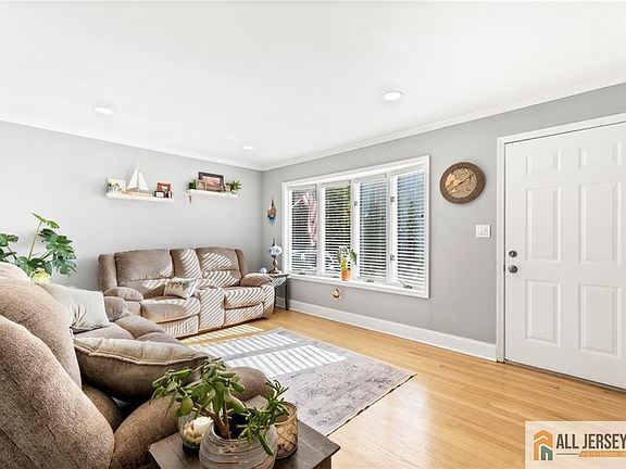 5th image of 124 Pine St