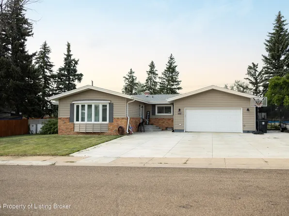 225 12th St E, Dickinson, ND 58601