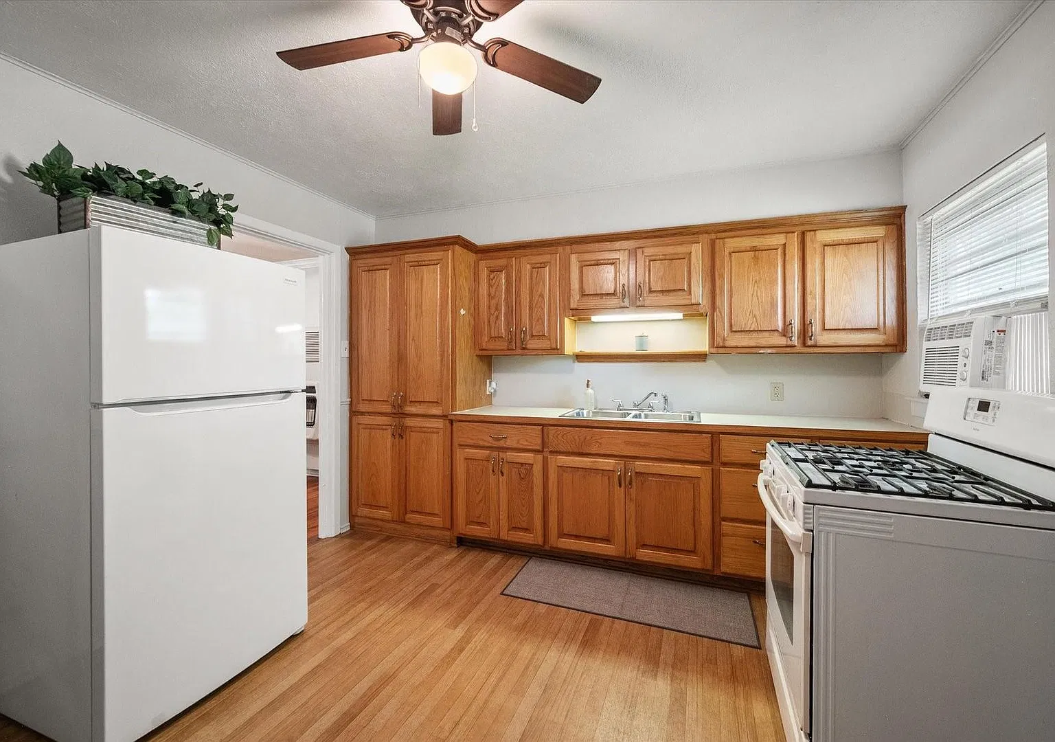 Charming home located in the heart of Corsicana — Photo 2
