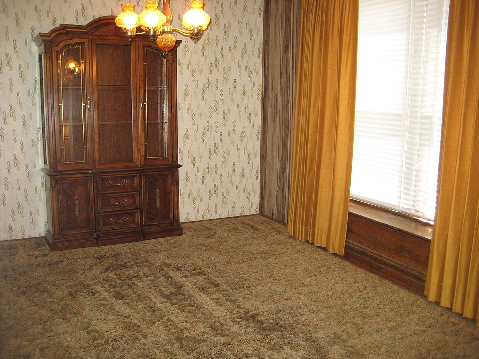 The formal Dining room has 2 large windows, letting in lots of natural light.