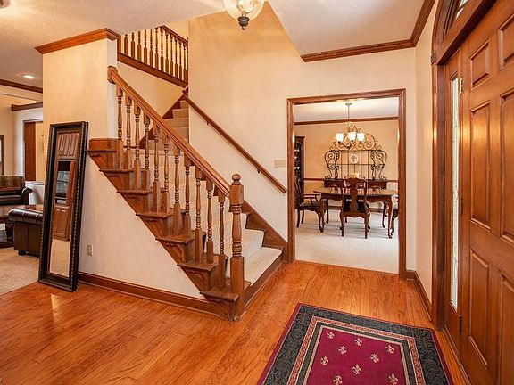 3rd image of 6842 Mapleridge Cir NW