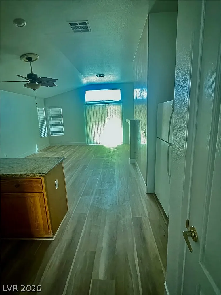 3 bed, 2.0 bath, 1643 sqft, $2,200 — Photo 4