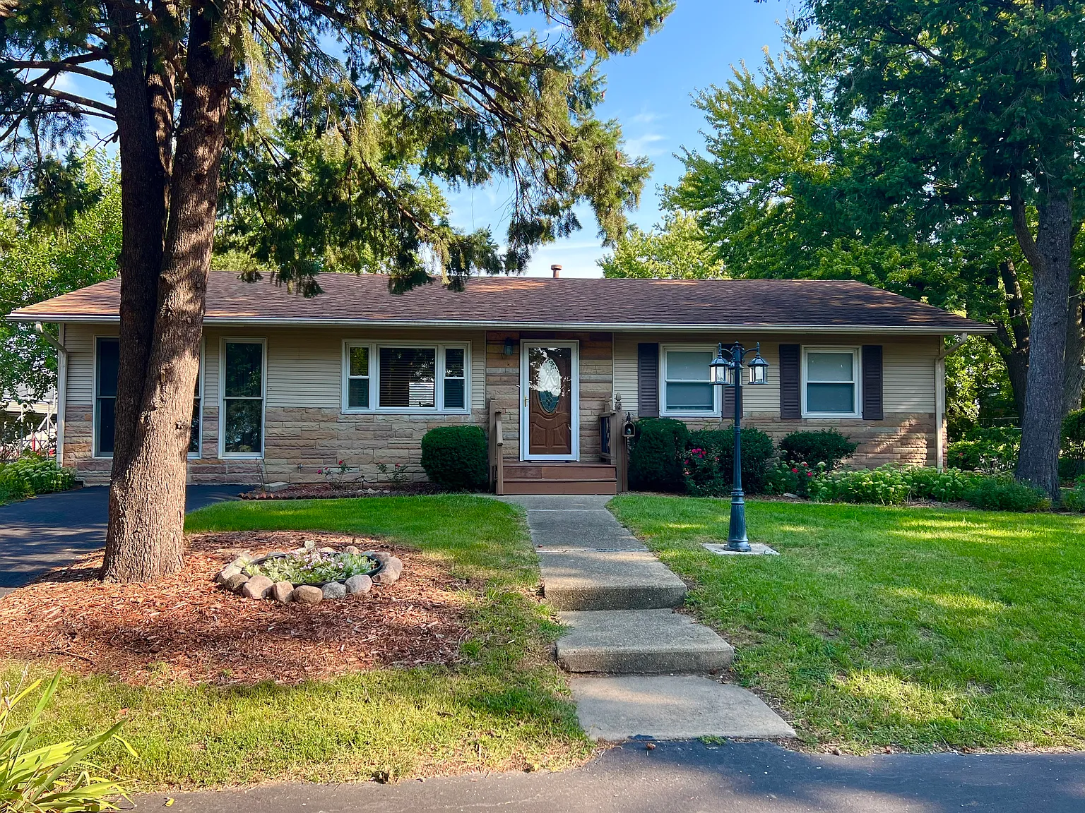 3 bed, 1500 sqft, $2,250 — Photo 1