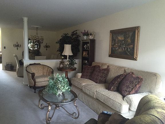 2nd image of 1605 Queen Anne Ln #105