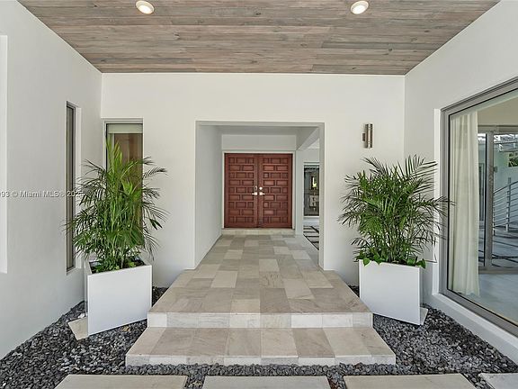 3rd image of 5910 N Bayshore Dr