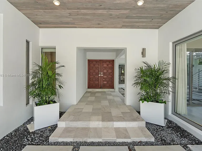 5910 N Bayshore Dr — Photo 3