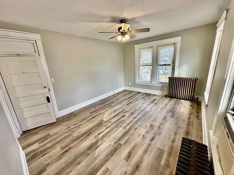 208 S 9th St #3 — Photo 5