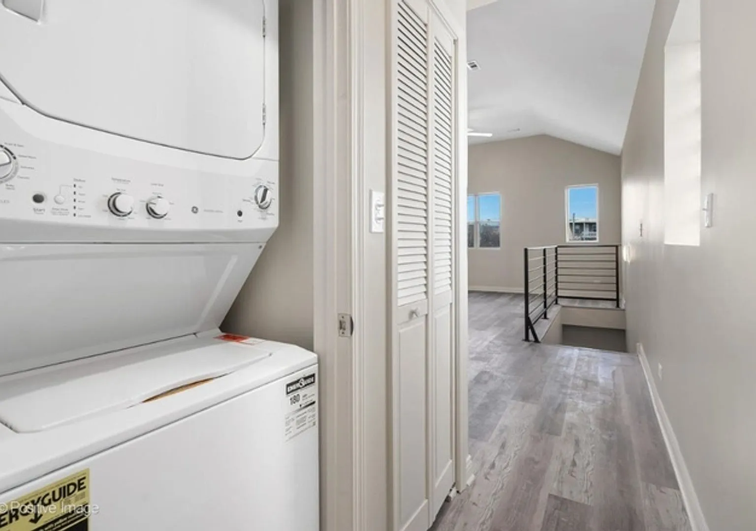 Charming 3BR Duplex in Chicago — Photo 2