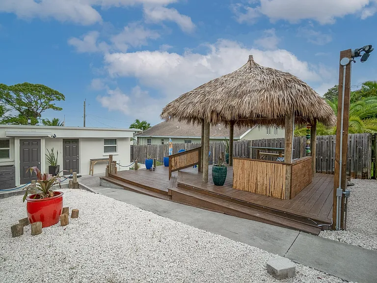 Pineapple Ave — Photo 10