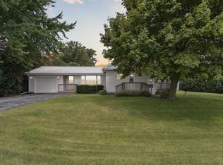 976 E Cedarville Rd, Freeport, IL 61032