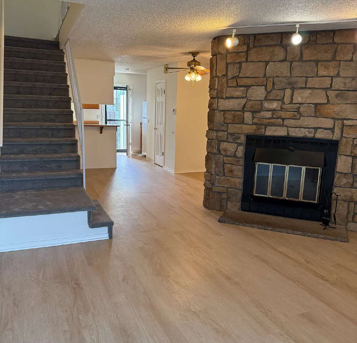 2 bed, 1.5 bath, 1036 sqft, $1,700 — Photo 2