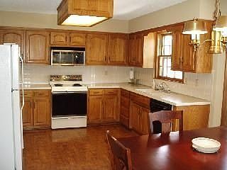 4th image of 10409 Barton St