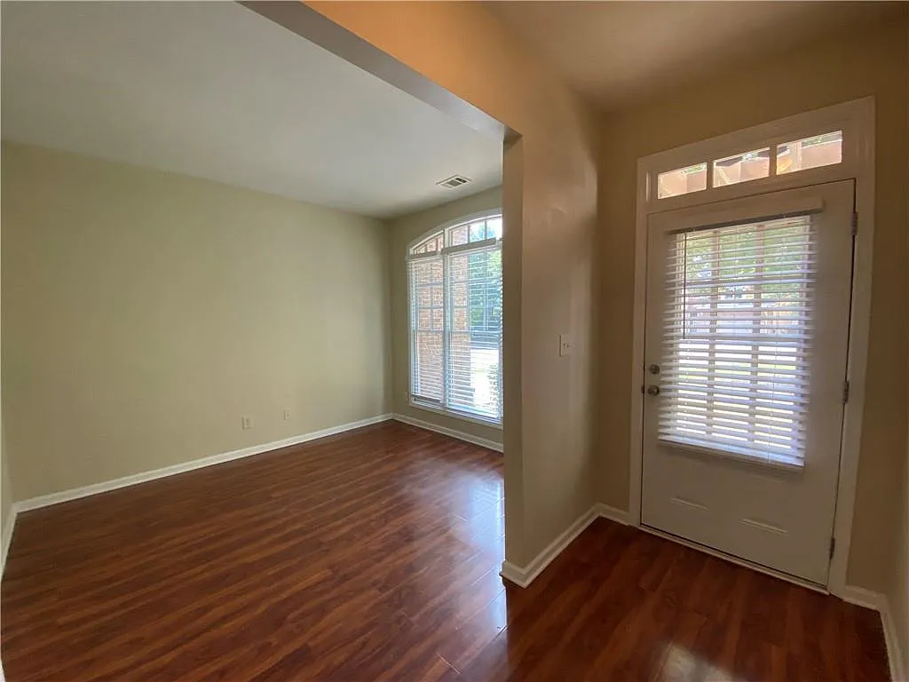 4 bed, 2.5 bath, 2160 sqft, $2,300 — Photo 4