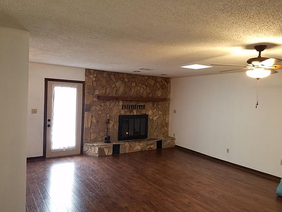 2nd image of 915 Spruce Ct