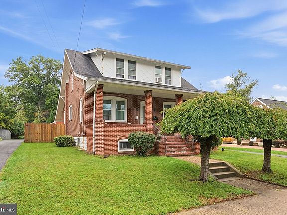 3rd image of 939 Walnut St
