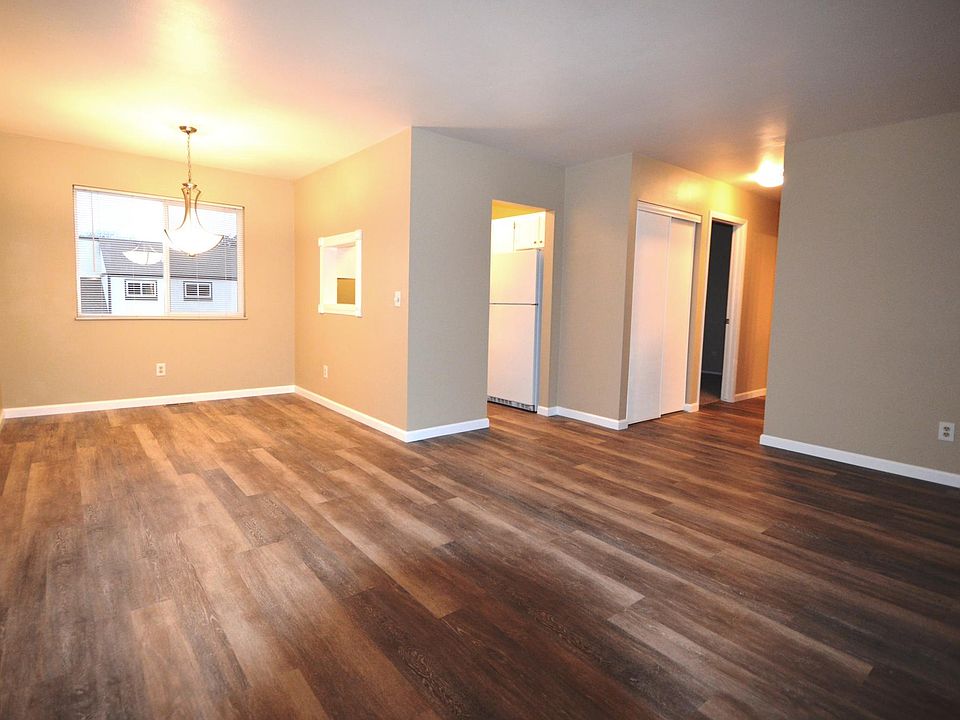 Living room/dining room area