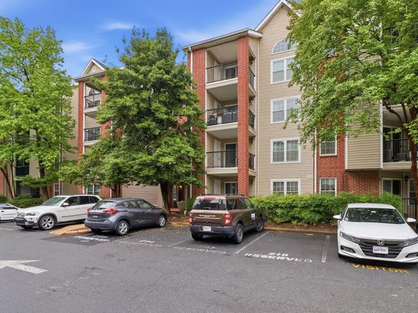 3311 Wyndham Cir APT 2202, Alexandria, VA 22302