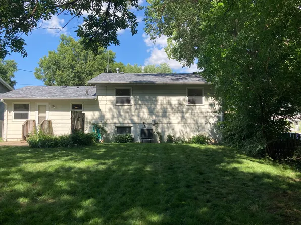 1807 Sutton Pl, Bettendorf, IA 52722